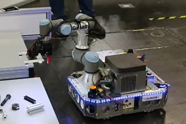 Suii, een andere robot uit het lab waarmee Mechatronica meedoet aan de internationale RoboCup@Work-wedstrijden. Deze is vergelijkbaar met de robot die DUSTERR wil ontwikkelen: mobiel en met een beweeglijke arm met uv C-lichtmodule, die oppervlakten kan scannen. 