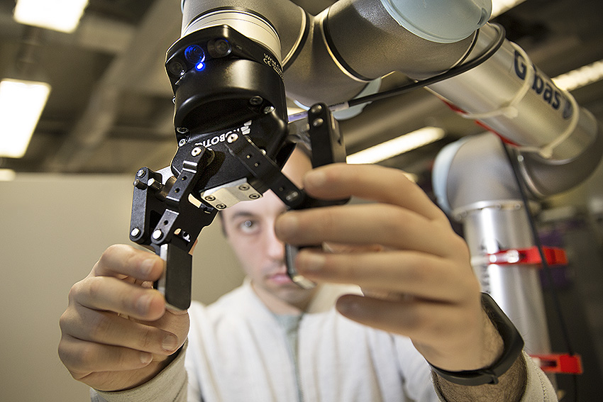 Onderzoek met een robotarm bij Fontys - foto: Ton Toemen.