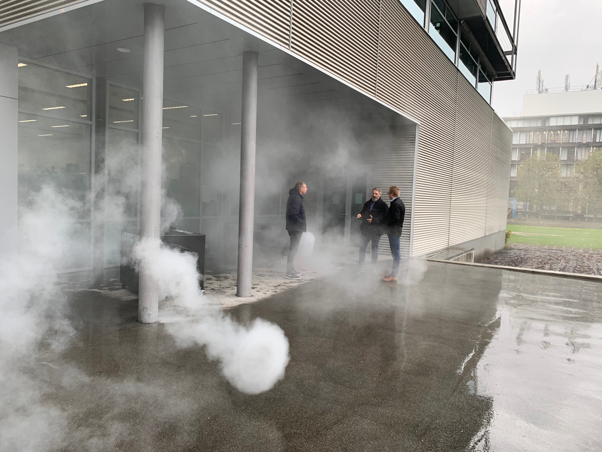 Bij de ingang van Nexus werden voorafgaand aan de opening nog 'rookgordijnen' opgetrokken. 