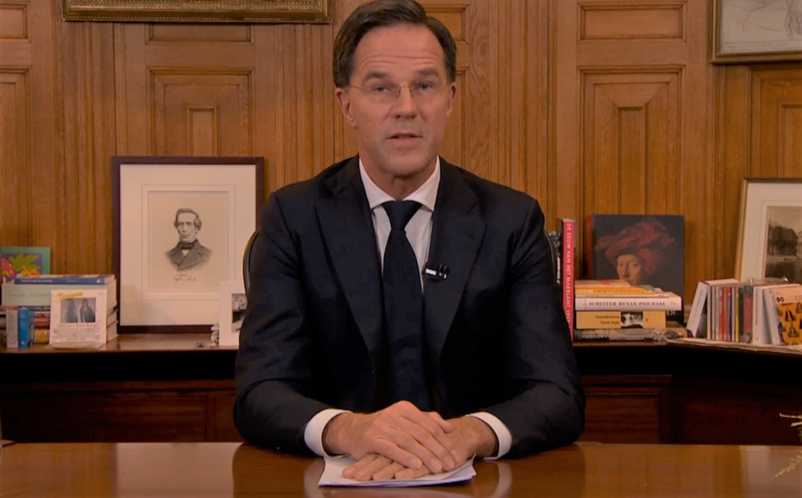 Premier Rutte tijdens zijn toespraak in het Torentje.