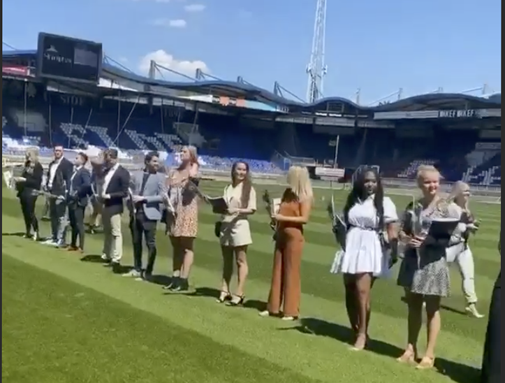 De corona-proof diploma-uitreiking van Fontys Hogeschool HRM en Psychologie in het Willem II-stadion in juli.