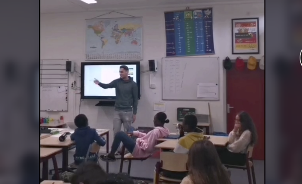 Aan het rappen in de klas.