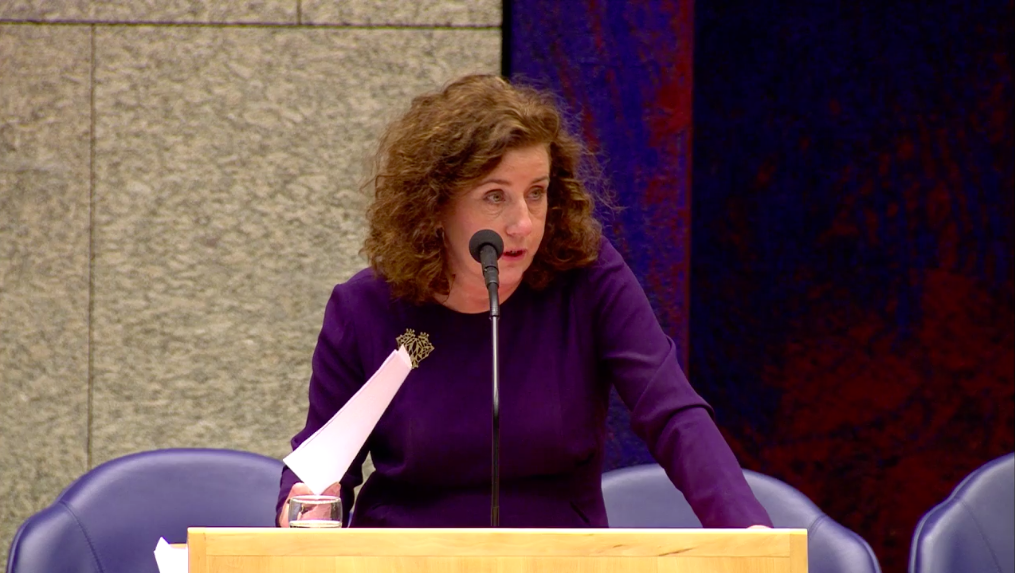 Van Engelshoven tijdens een Kamerdebat.