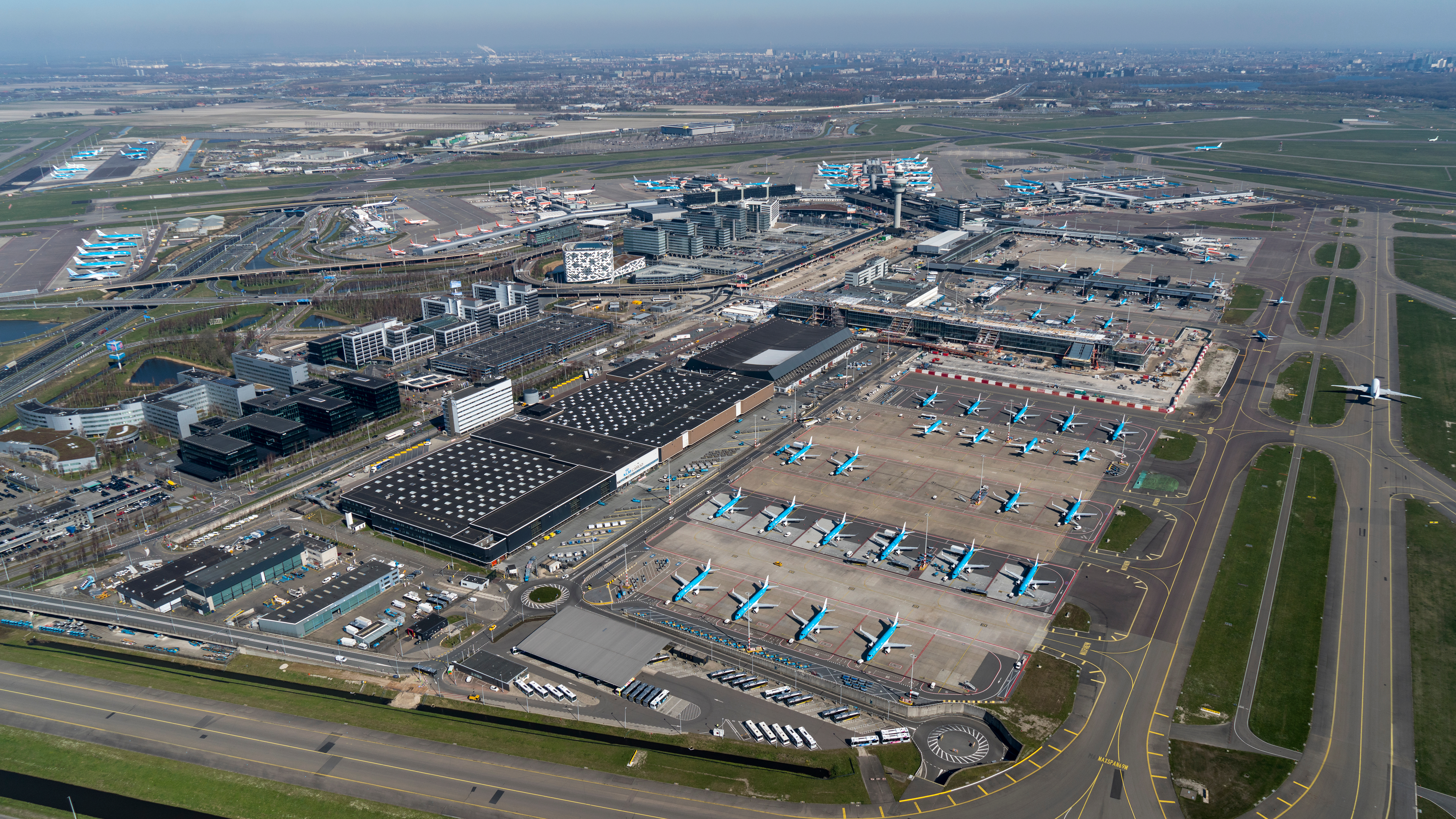 Maart 2020: door de coronacrisis staat de KLM-vloot geparkeerd op Schiphol.