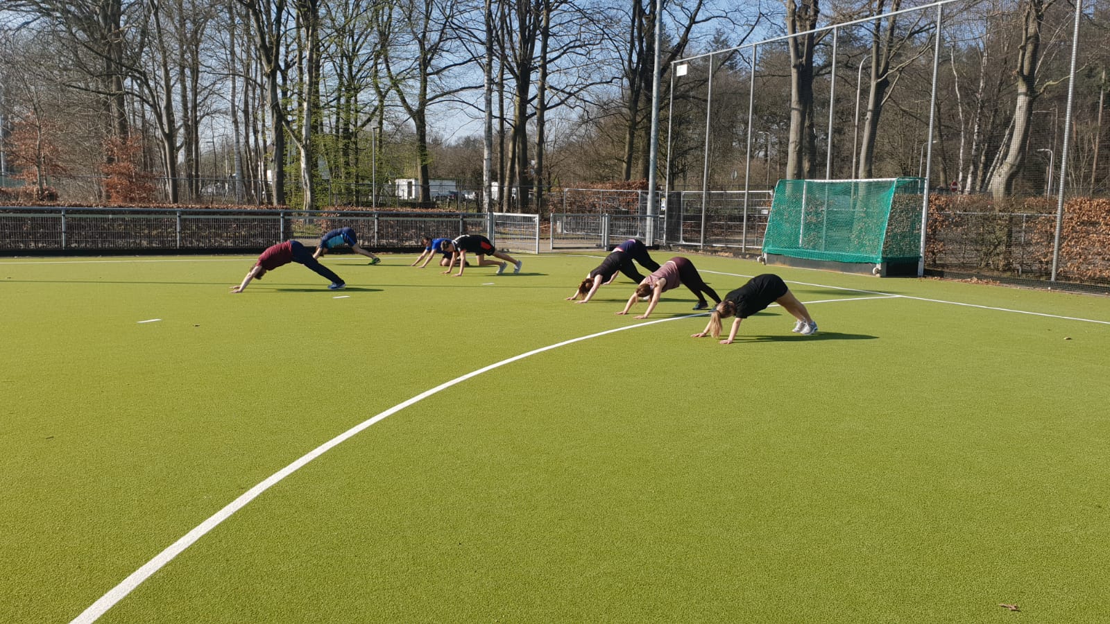Als je elkaar weer ziet na zo’n lange tijd, raak je van binnen helemaal opgewonden van blijdschap. Om even tot rust te komen was er ook een yoga-station.