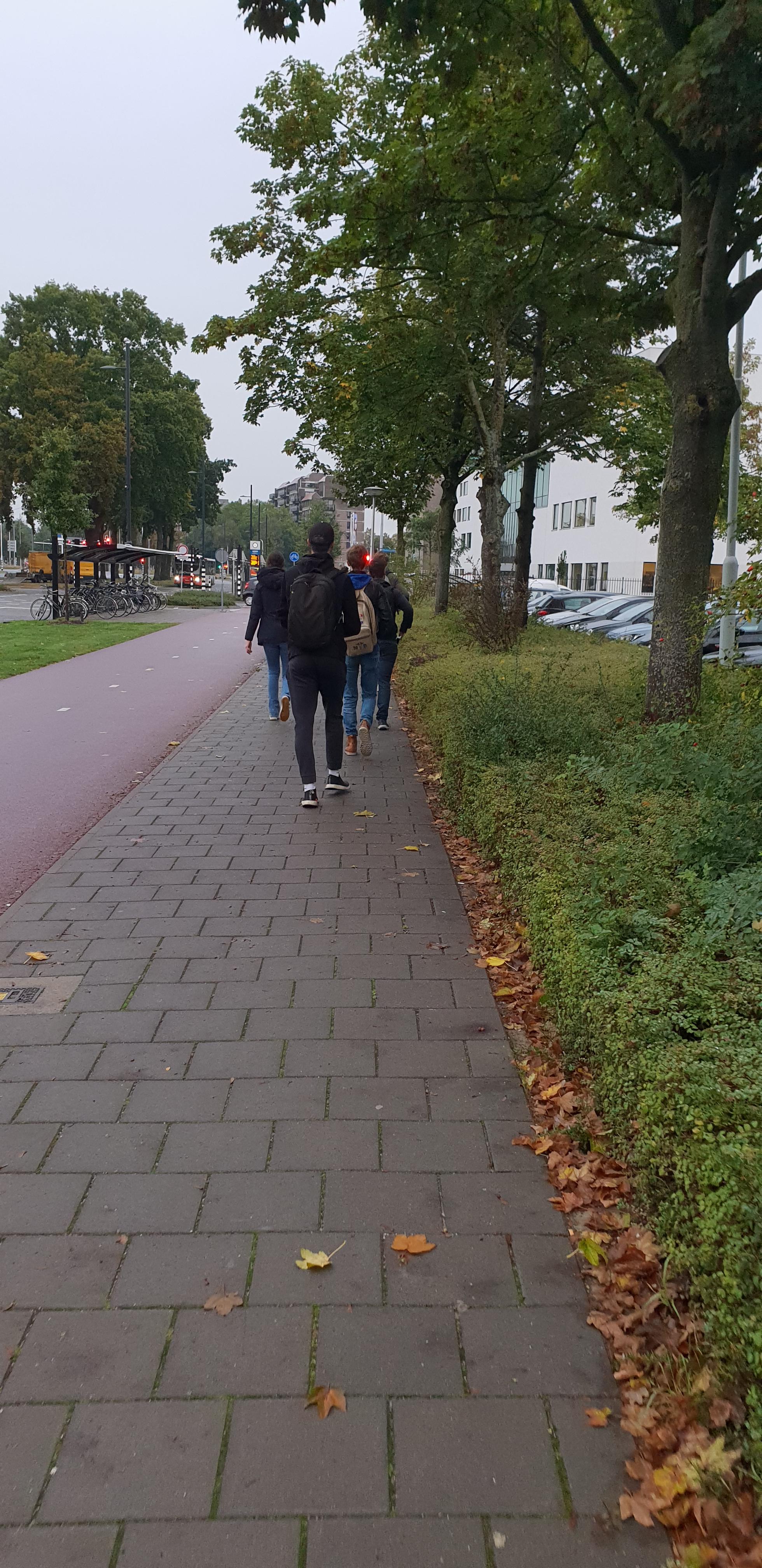 Studenten lopend op weg naar de campus Rachelsmolen.