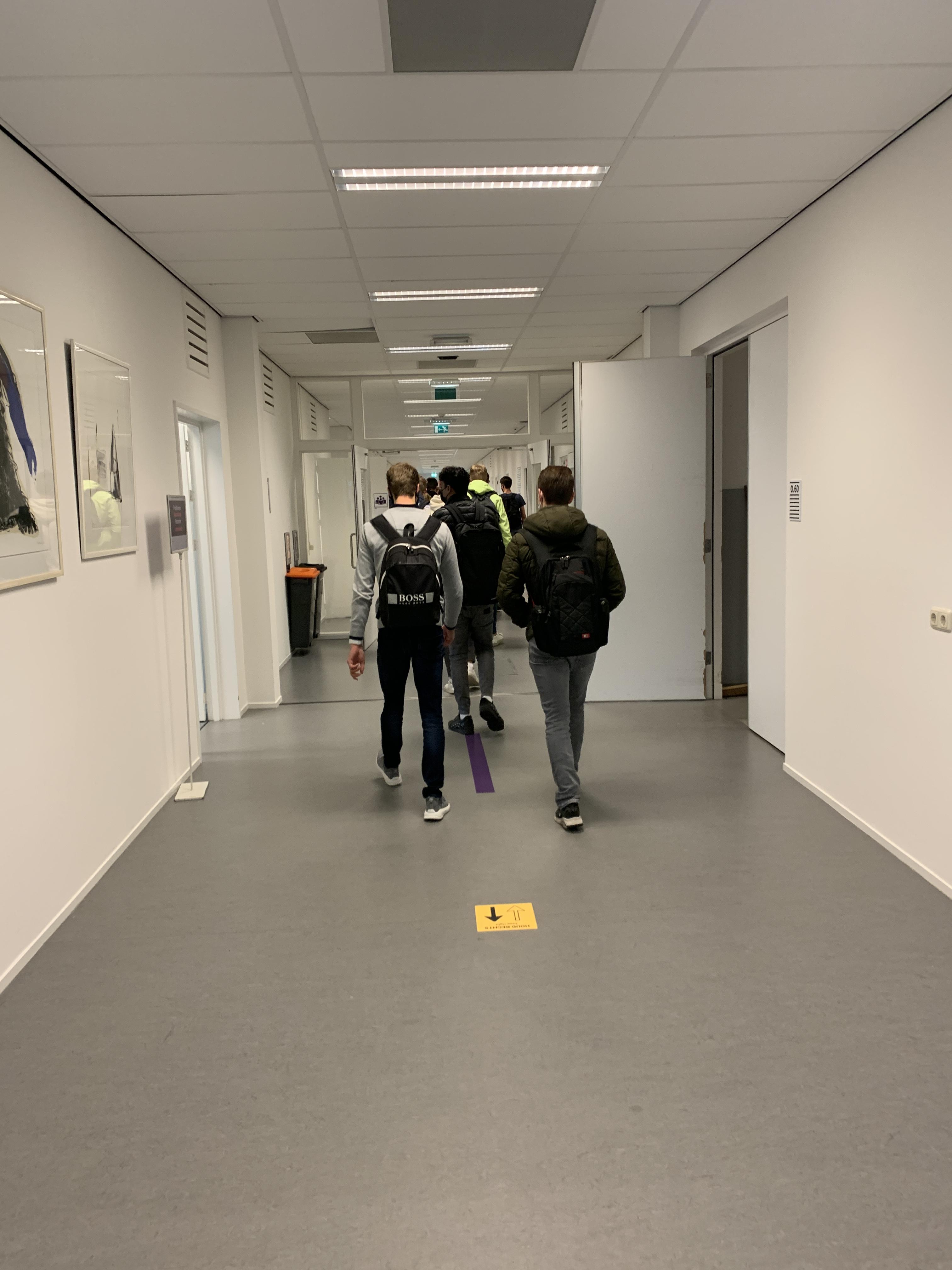 Weer studenten in de schoolgangen.