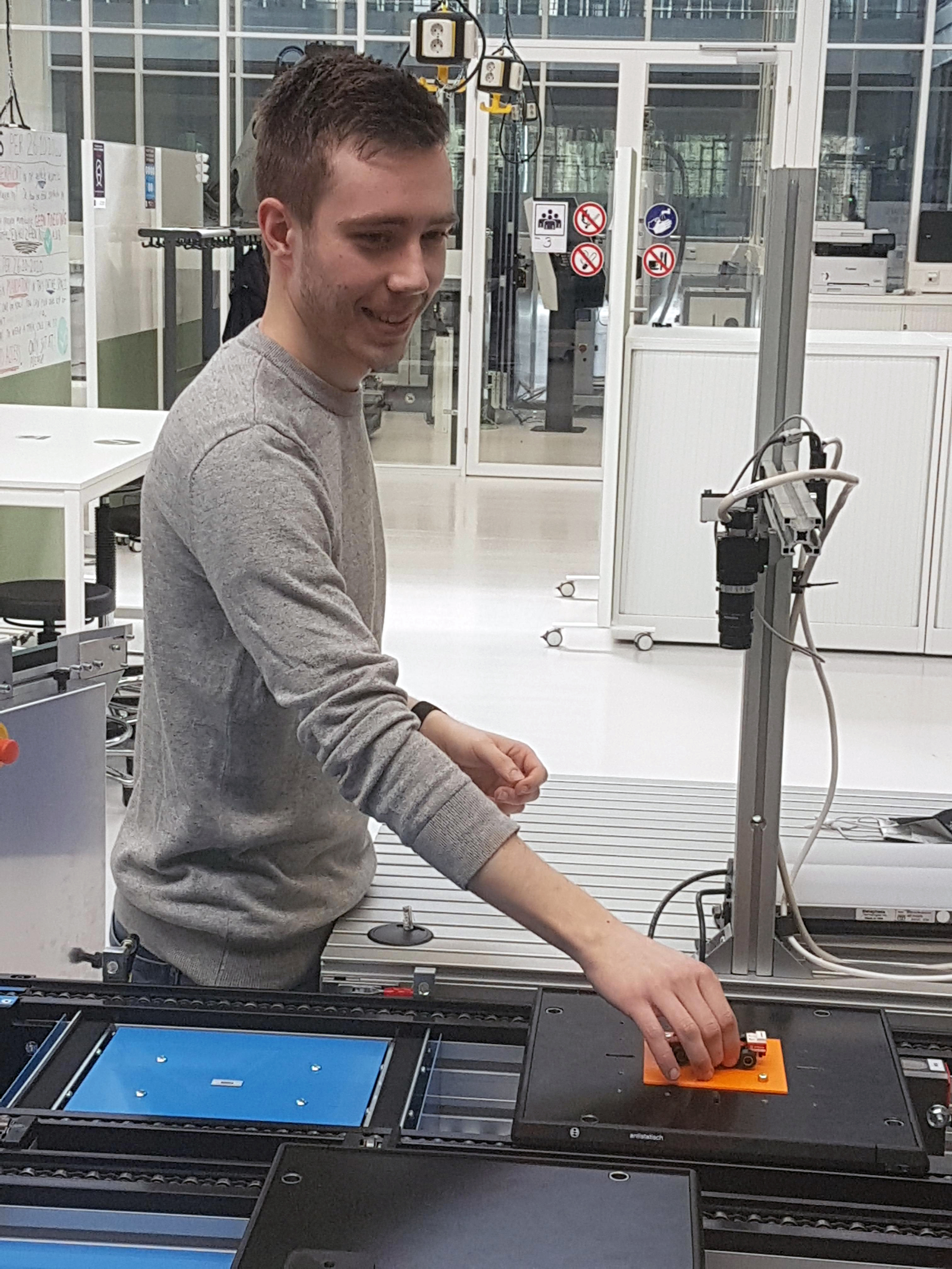 Student Lucas bij zijn cameraopstelling.