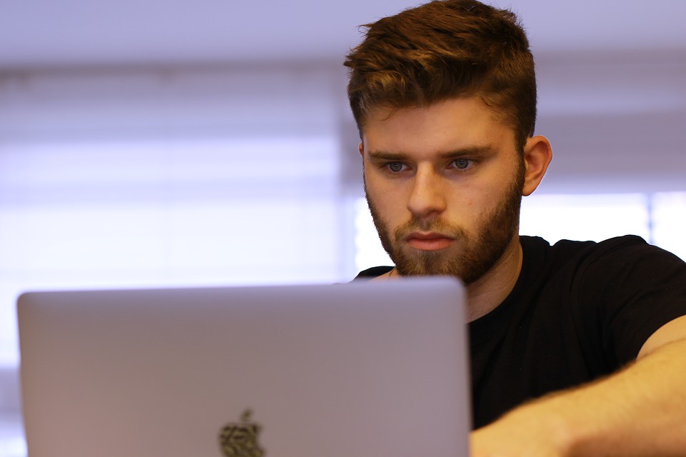 Diverse docenten vermoedden in 2020 fraude bij online tentamens.