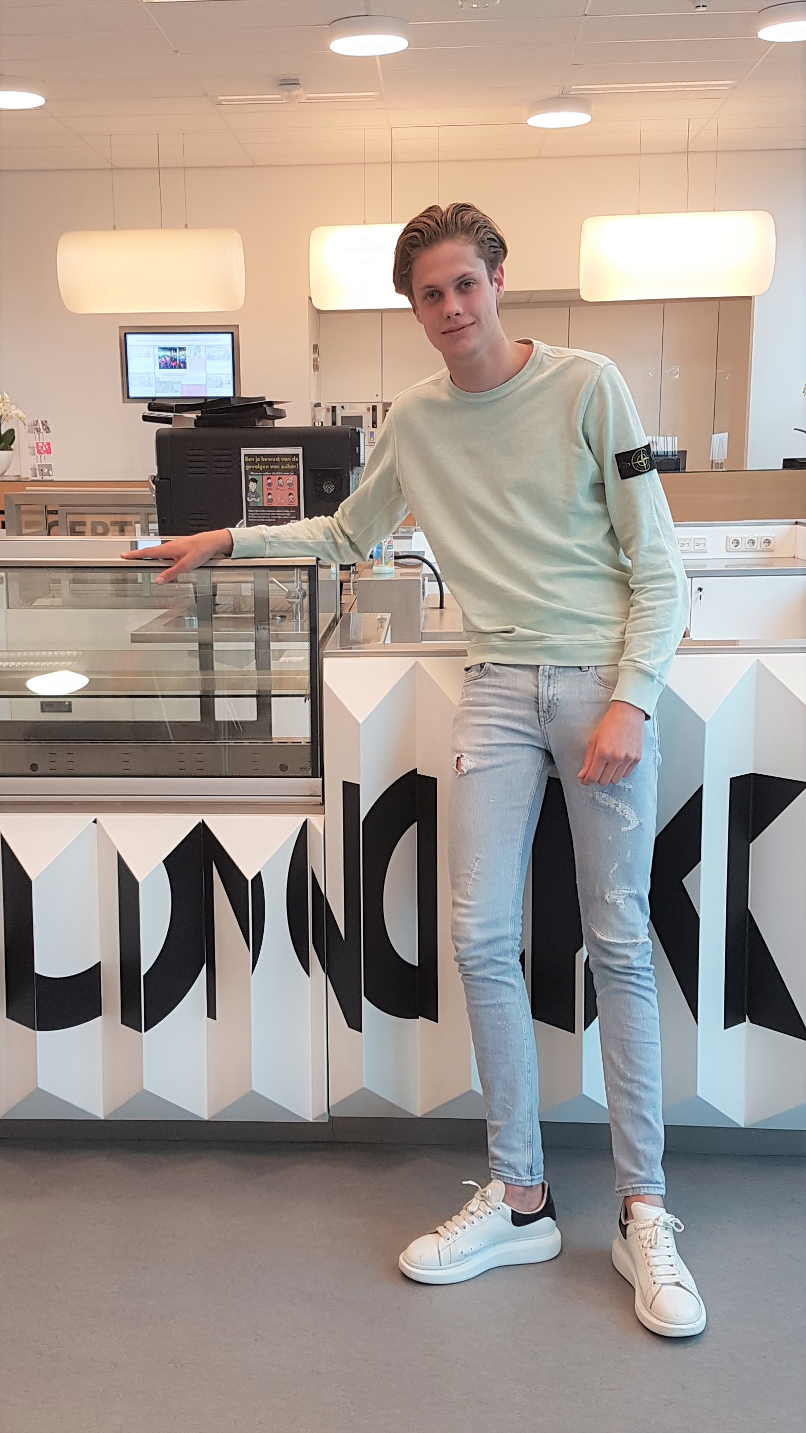Student Teun voor een lege koffiecounter in R3.