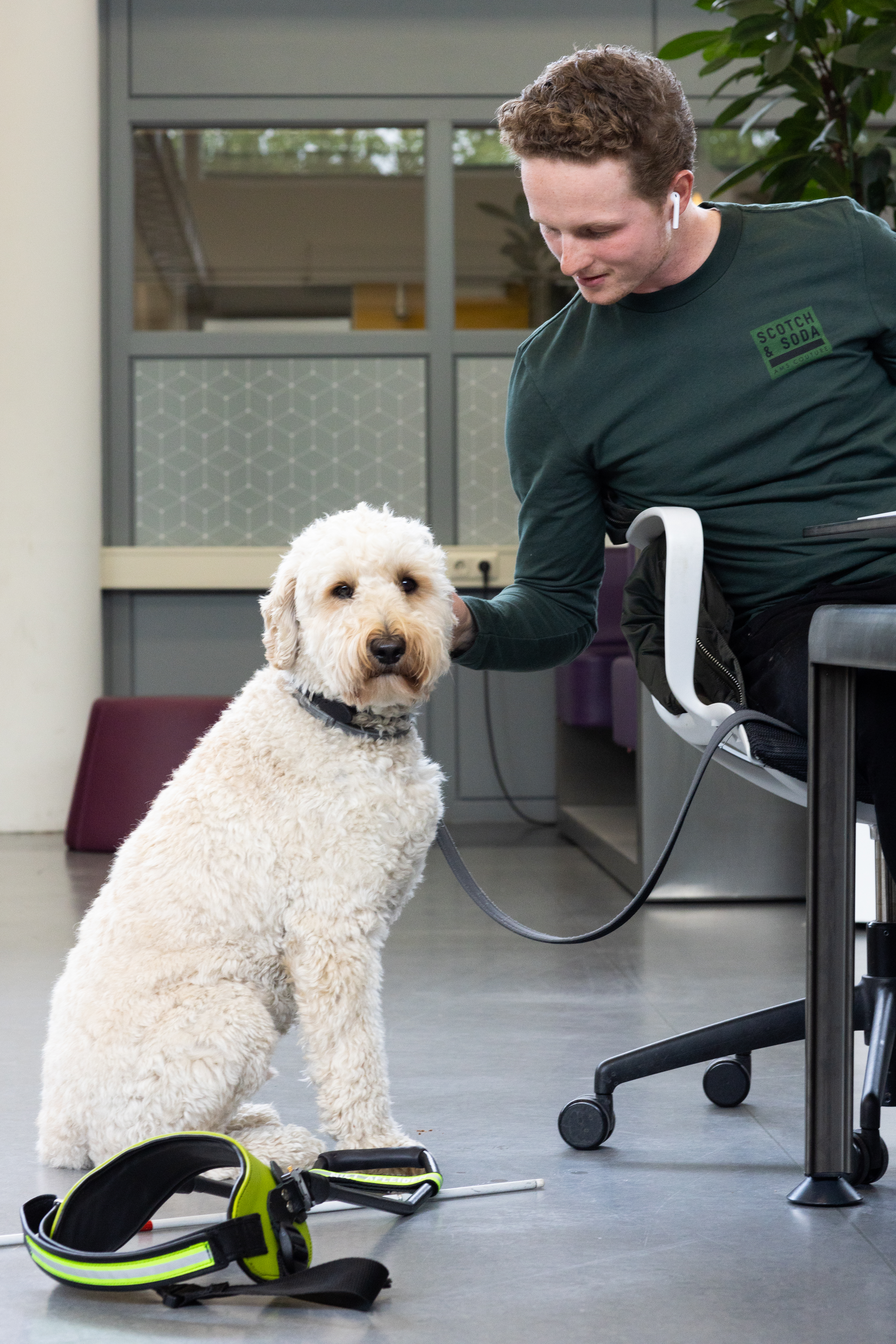 Thom met zijn hond Ozzy.