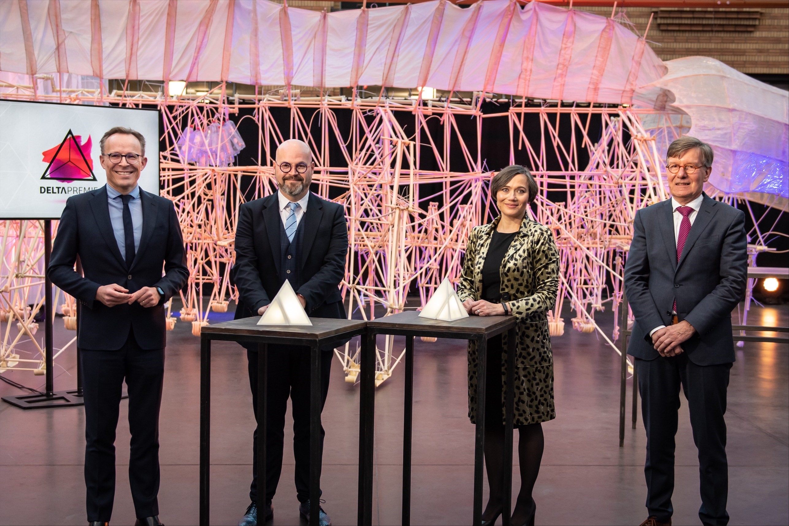 V.l.n.r. Maurice Limmen, voorzitter Vereniging Hogescholen, Steven Vos (lector Move to Be, Fontys Hogescholen), Margie Topp (lector Kunststoftechnologie, hogeschool Windesheim), Huib de Jong (voorzitter Regieorgaan SIA).