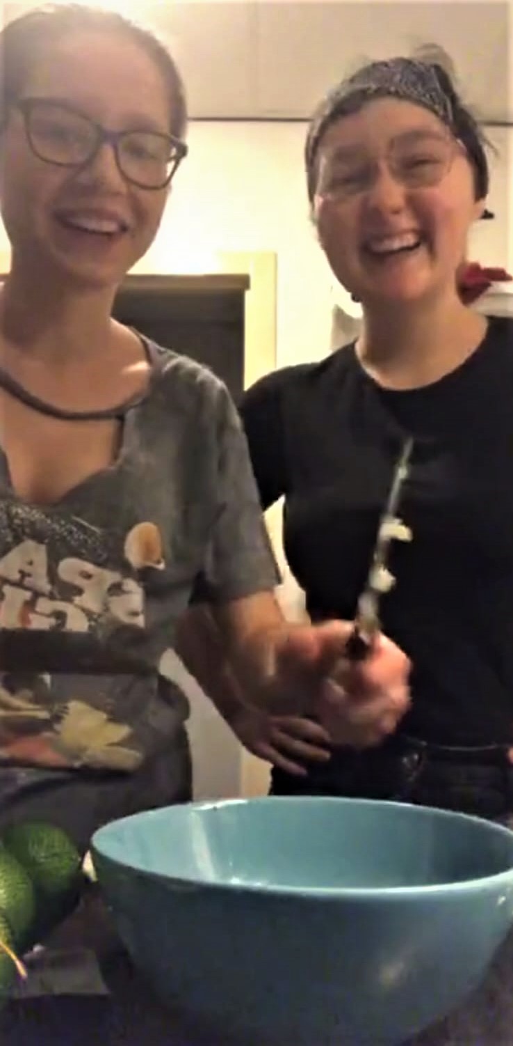 Vegan studenten Kasia en Magda tijdens een VSA-'cook along'.