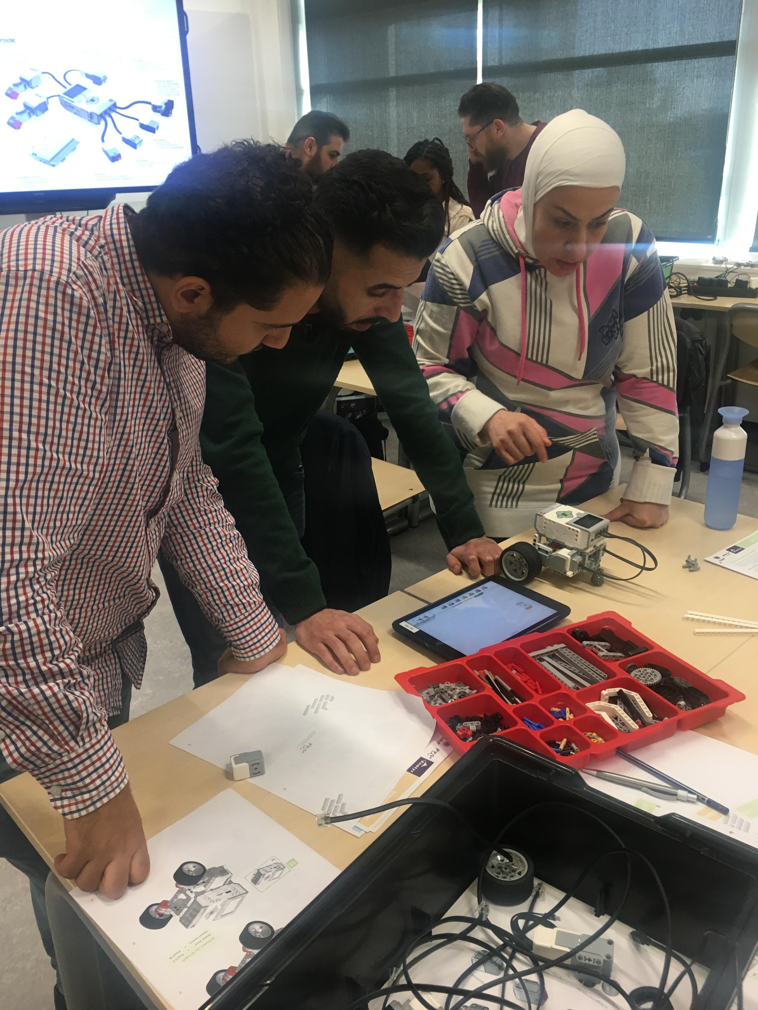 Vlnr: Mustafa, Bilal en Abir.