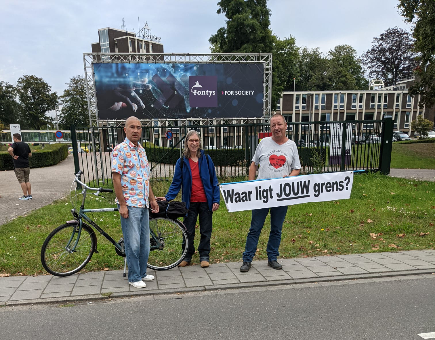 Tegenstanders van vaccineren protesteerden voor de poort.