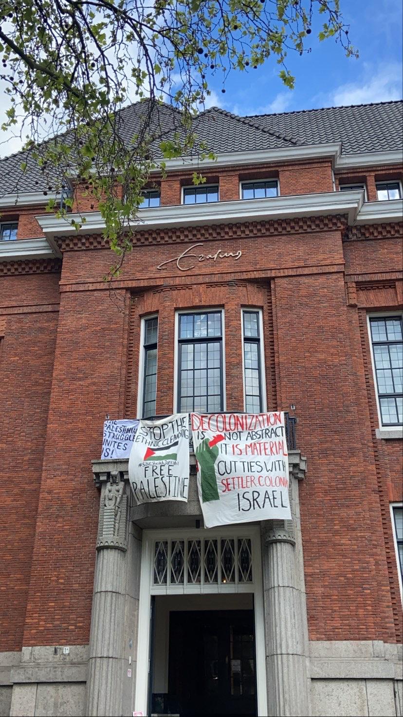 Bij Erasmus University College werden deze spandoeken kort nadat ze waren opgehangen weer weggehaald.