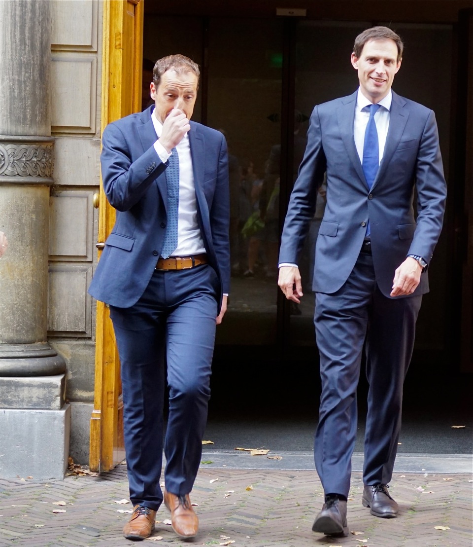 Minister Hoekstra (rechts) kreeg net als premier Rutte veel kritiek uit Zuid-Europa over zijn harde opstelling. 