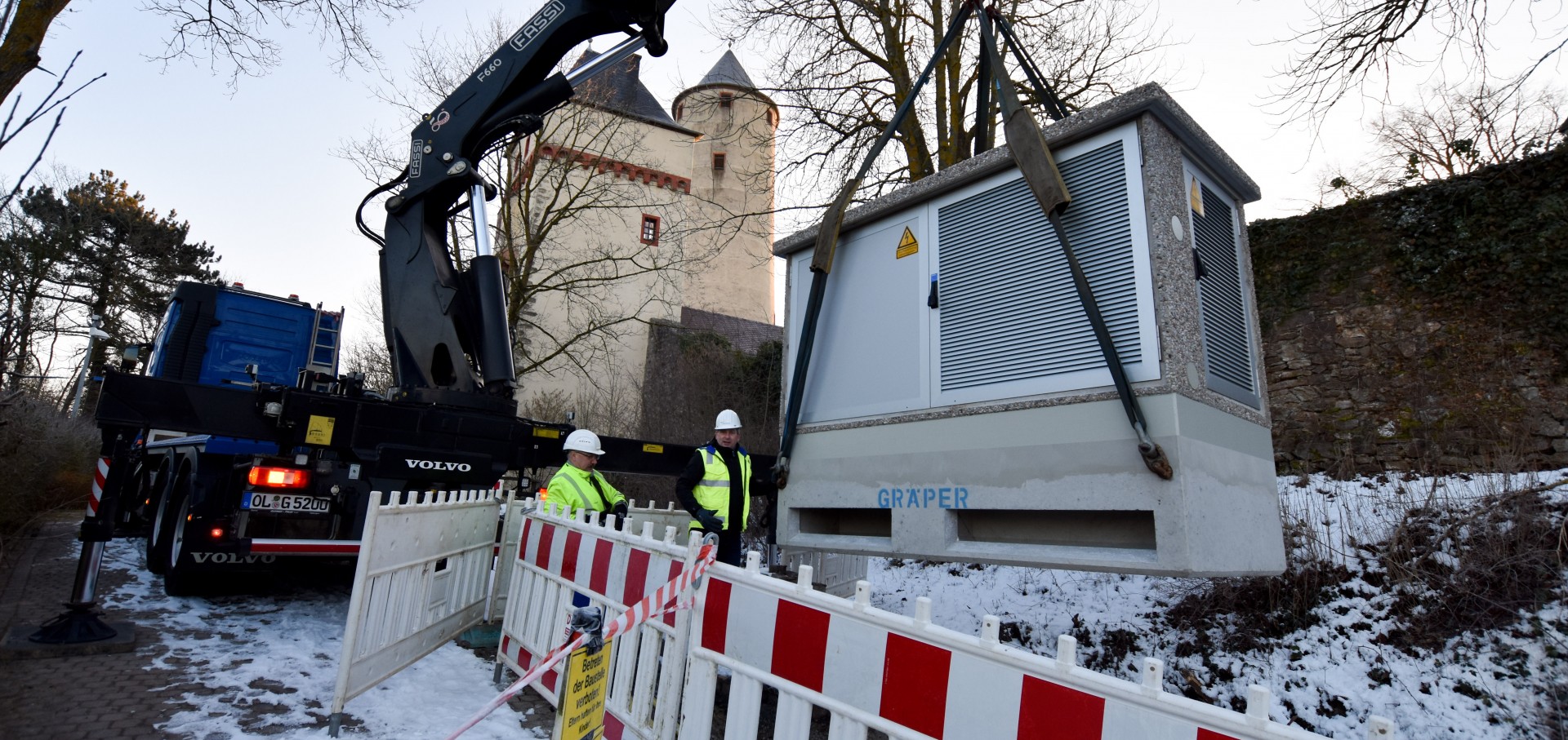 Neun-Tonnen-Trafostation punktgenau abgesetzt Neun-Tonnen-Trafostation punktgenau abgesetzt