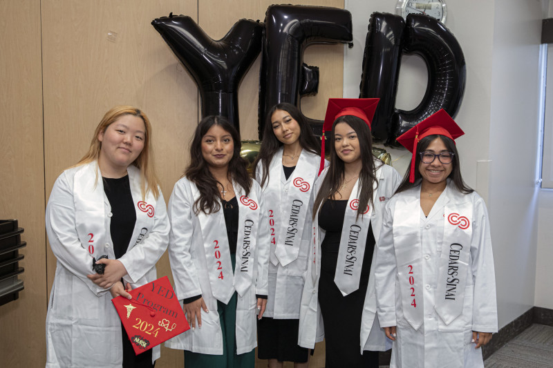 Estudiantes de EMERGE (de izquierda a derecha): Emily Choi, Jacqueline Hernández, Mia Hall, Arlene Herrera y Josephine Gómez.