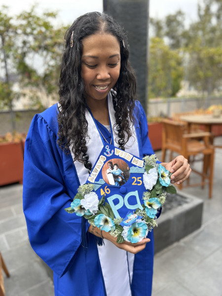 Janine Roberson dedicó su birrete de graduación a su difunto padre, «Pa», que fue su mayor influencia en la resiliencia. Foto de Cedars-Sinai.