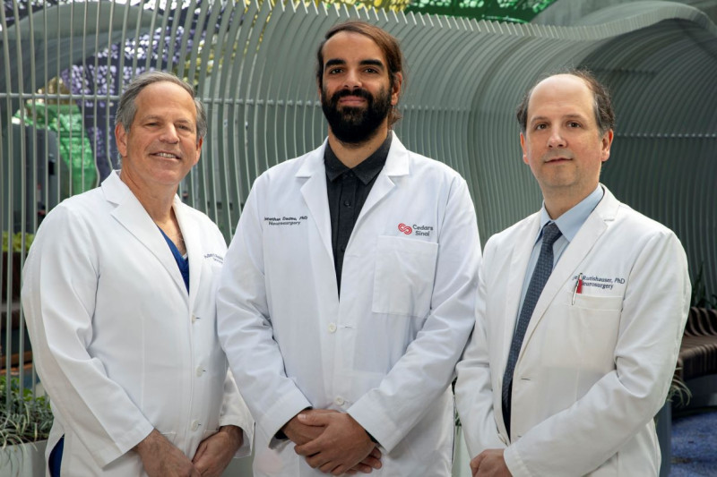 El doctor Adam Mamelak (izquierda) implantó quirúrgicamente electrodos en pacientes sometidos a monitorización de la epilepsia que participaron en este estudio del que son coautores los doctores Jonathan Daume (centro) y Ueli Rutishauser (derecha).