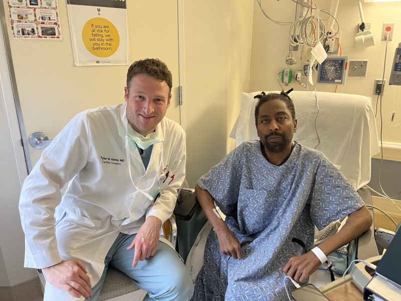 Tyler Gunn, MD, con paciente Valance Sams Sr. después de Sams cirugía de trasplante triple de 20 horas.