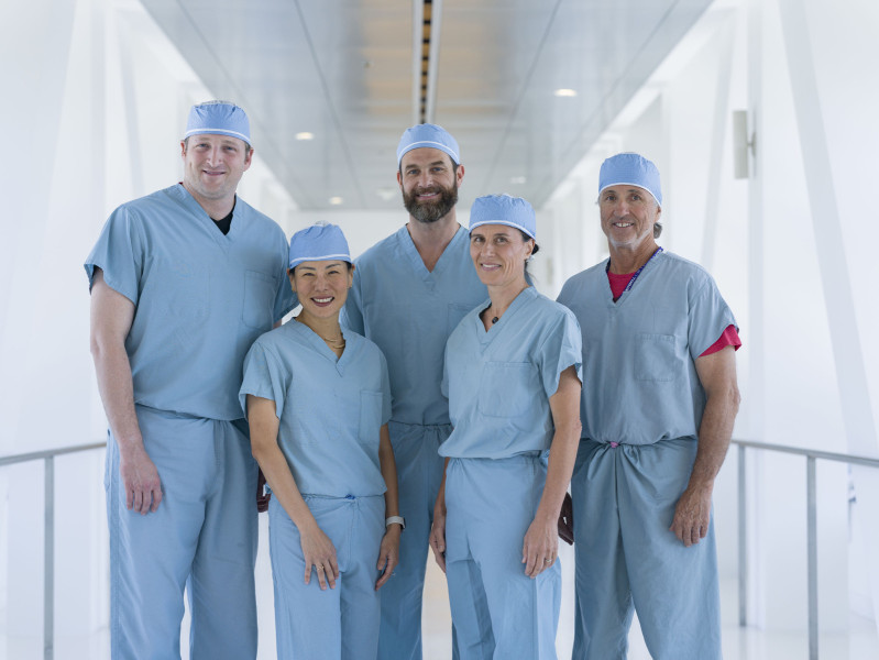 El equipo quirúrgico de Cedars-Sinai estuvo formado por (de izquierda a derecha) Dr. Tyler Gunn, Dra. Irene Kim, Dr. Andrew R. Brownlee, Dra. Cristina Ferrone y Dr. Clark Fuller.