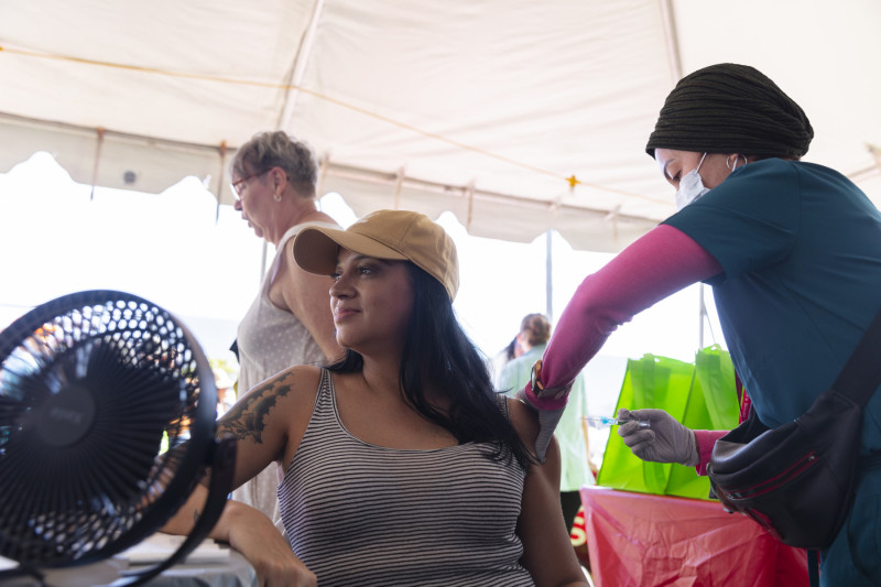 Desiree Lopez recibiendo su vacuna contra la gripe en el Festival Taste of Soul 2023.