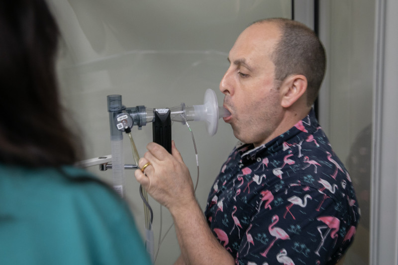 Sarcoidosis patient Jake Raden takes a lung function test at Cedars-Sinai. Photo by Cedars-Sinai.