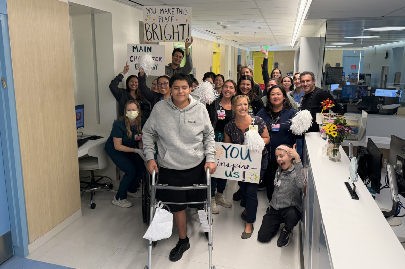 El equipo de atención de Albert celebró su alta con letreros y pompones. Foto cortesía de Stephanie Faloon.