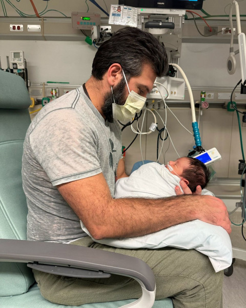 Sarkis Manukyan with son, Masis, in the Cedars-Sinai NICU. Photo courtesy of Sarkis Manukyan.