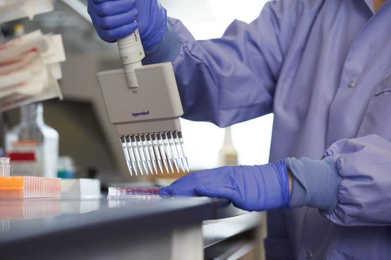 Un investigador trabaja en el Laboratorio Merchant del Cedars-Sinai.