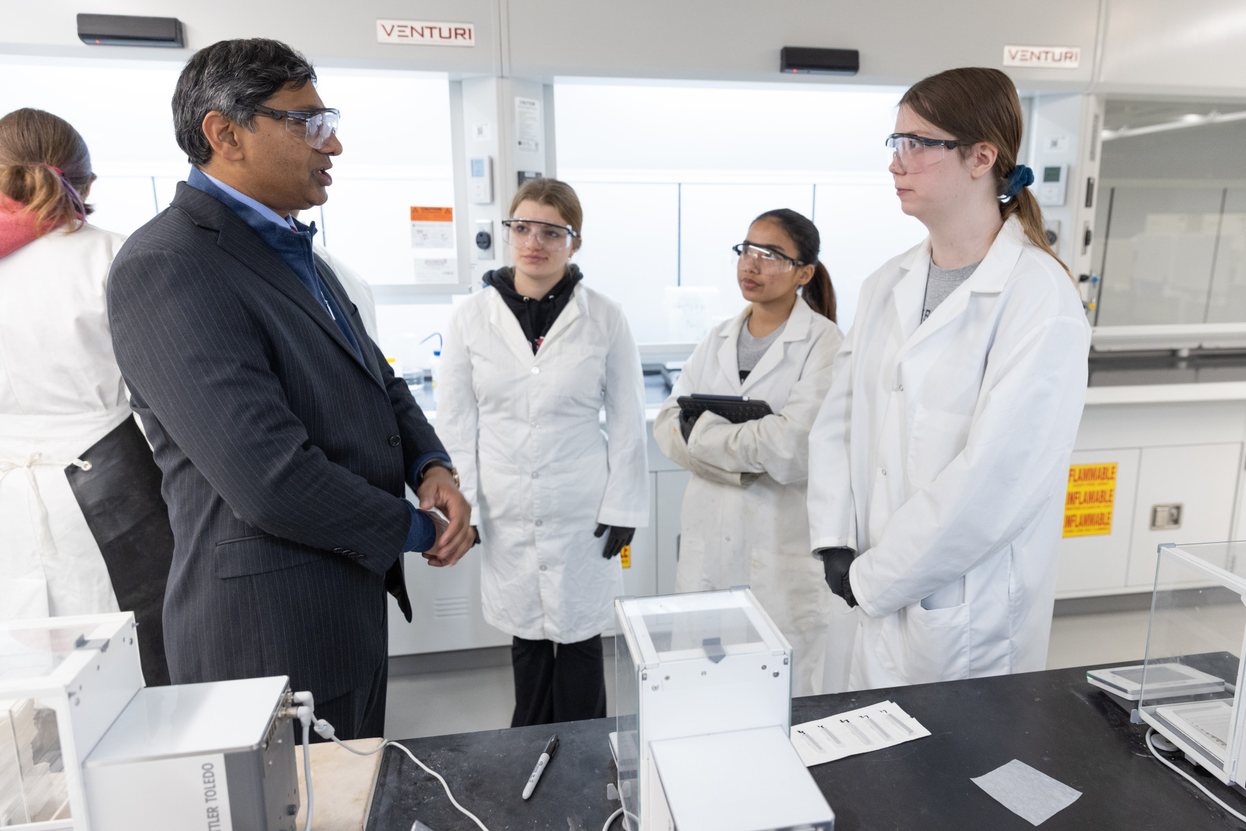 Bellamkonda speaks with engineering students.