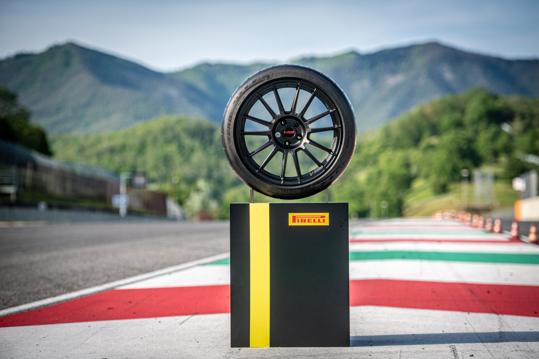PIRELLI P ZERO TROFEO RS É O PNEU MAIS RÁPIDO DO MUNDO, SEGUNDO TYRE REVIEWS