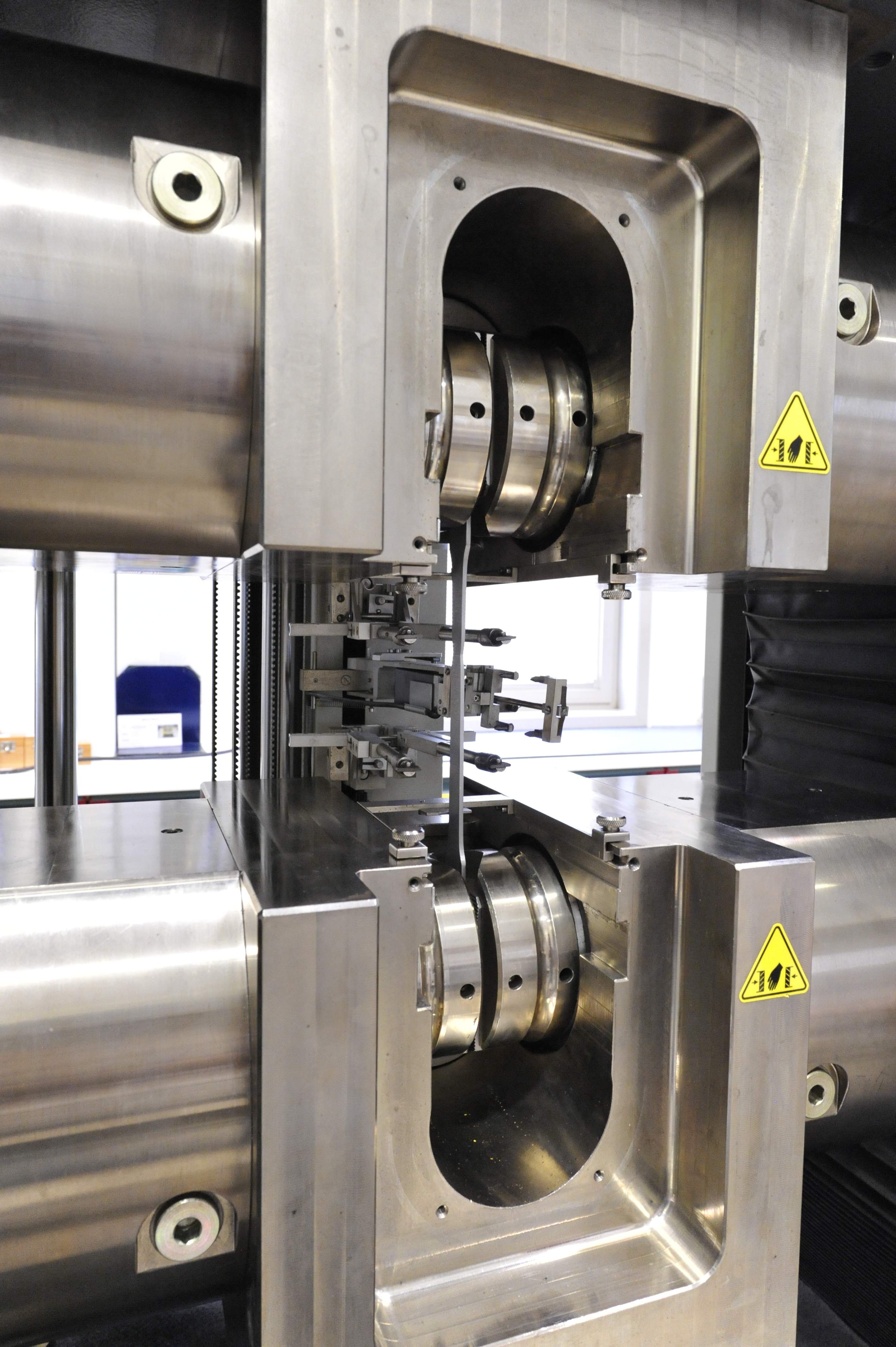 Benz Material Testing Instruments Sektörde “ilk akredite test laboratuvarı”nın sahibi olan Mercedes-Benz ...