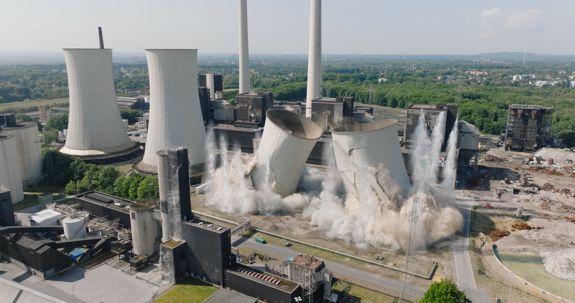 Preparations Progressing: Demolition of Scholven Cooling Towers D and E  Paves the Way for H2-Ready Gas Power Plant