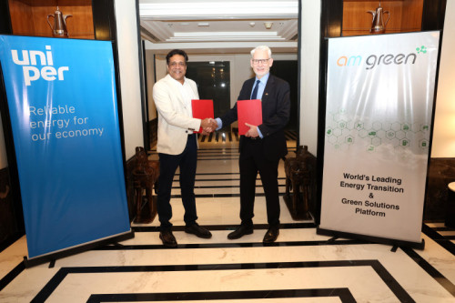 f.l.t.r.: Lucas Wintgens, Head of CEO Communication &amp; Spokesperson-John Roper CEO, Uniper Global Commodities, Middle East-Mahesh Kolli, Group President, AM Green &amp; Greenko (Back)-Anurag Yalamanchili, Head of Strategic Origination, Uniper…