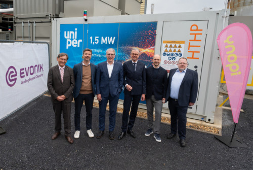 fl.t.r.: Dr Frank Dudda, Mayor of Herne &ndash; Matthias Ohl, CEO of Iqony Fernw&auml;rme &ndash; Holger Kreetz, COO of Uniper &ndash; Heiko Mennerich, Head of NextGen Technologies at Evonik &ndash; Arne Hauner, Director of Innovation at Uniper and…