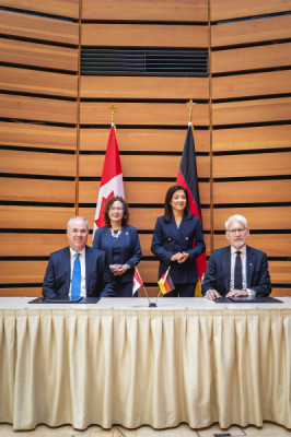 Canadian Ambassador to the Federal Republic of Germany, Vera Alexander,  Davis Thames, President, Founder and CEO of Western LNG, Michael Lewis, CEO of Uniper,  Katherina Reiche, Federal Minister for Economic Affairs and Energy, Germany