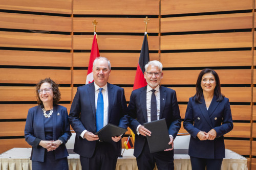 Canadian Ambassador to the Federal Republic of Germany, Vera Alexander,  Davis Thames, President, Founder and CEO of Western LNG, Michael Lewis, CEO of Uniper,  Katherina Reiche, Federal Minister for Economic Affairs and Energy, Germany