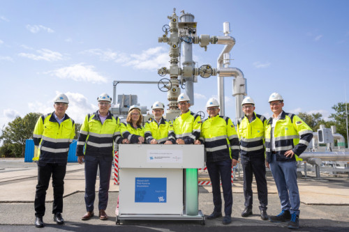 &quot;Symbolic start of H2 storage at the cavern site in Krummh&ouml;rn with a model made by Unipers Training Centre Wilhelmshaven and the Jade University of Applied Sciences&quot;. f.l.t.r.: Doug Waters, Holger Kreetz, Hilke Looden, Michael Lewis,…
