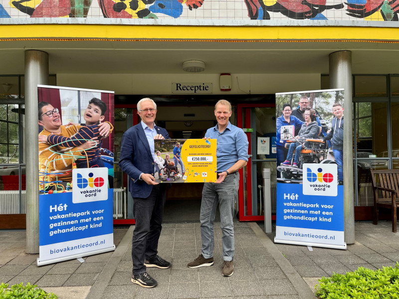 Directeur Jacques Hoendervangers overhandigt Cheque t.w.v. €250.000,- aan Bio Vakantieoord
