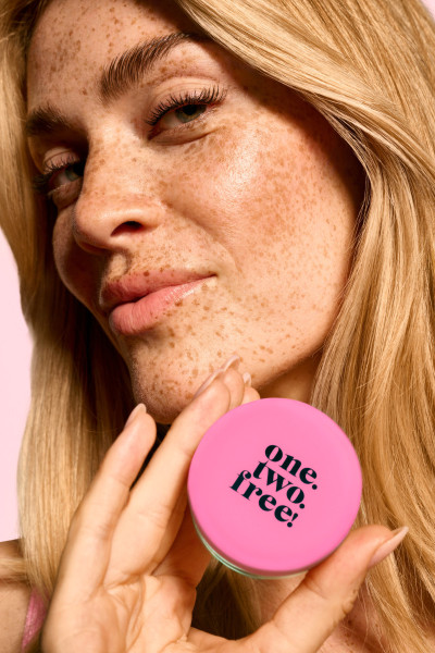 Makeup-onetwofree-powder-rgb-0825 - Web Rendition