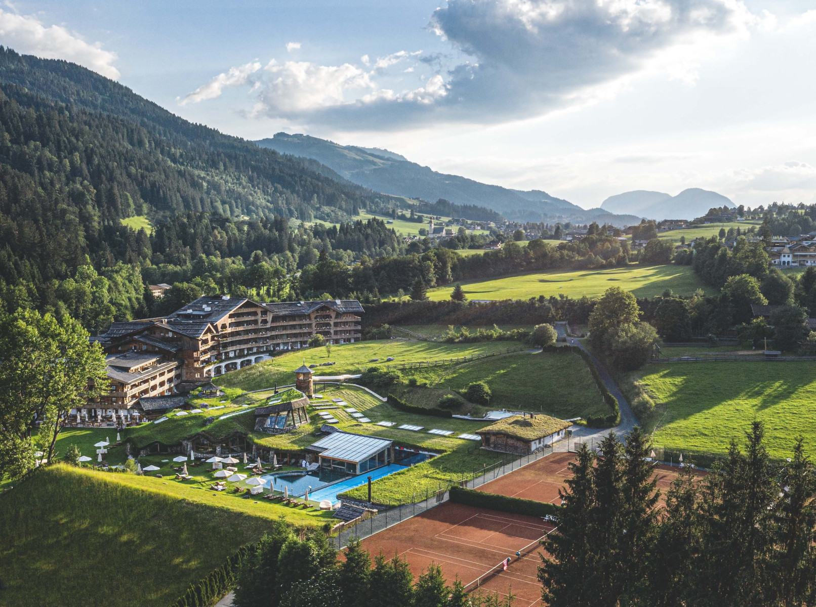 nachhaltiges-wellnessresort-stanglwirt-wilder-kaiser-tirol-Luftansicht nachhaltiges-wellnessresort-stanglwirt-wilder-kaiser-tirol-Luftansicht