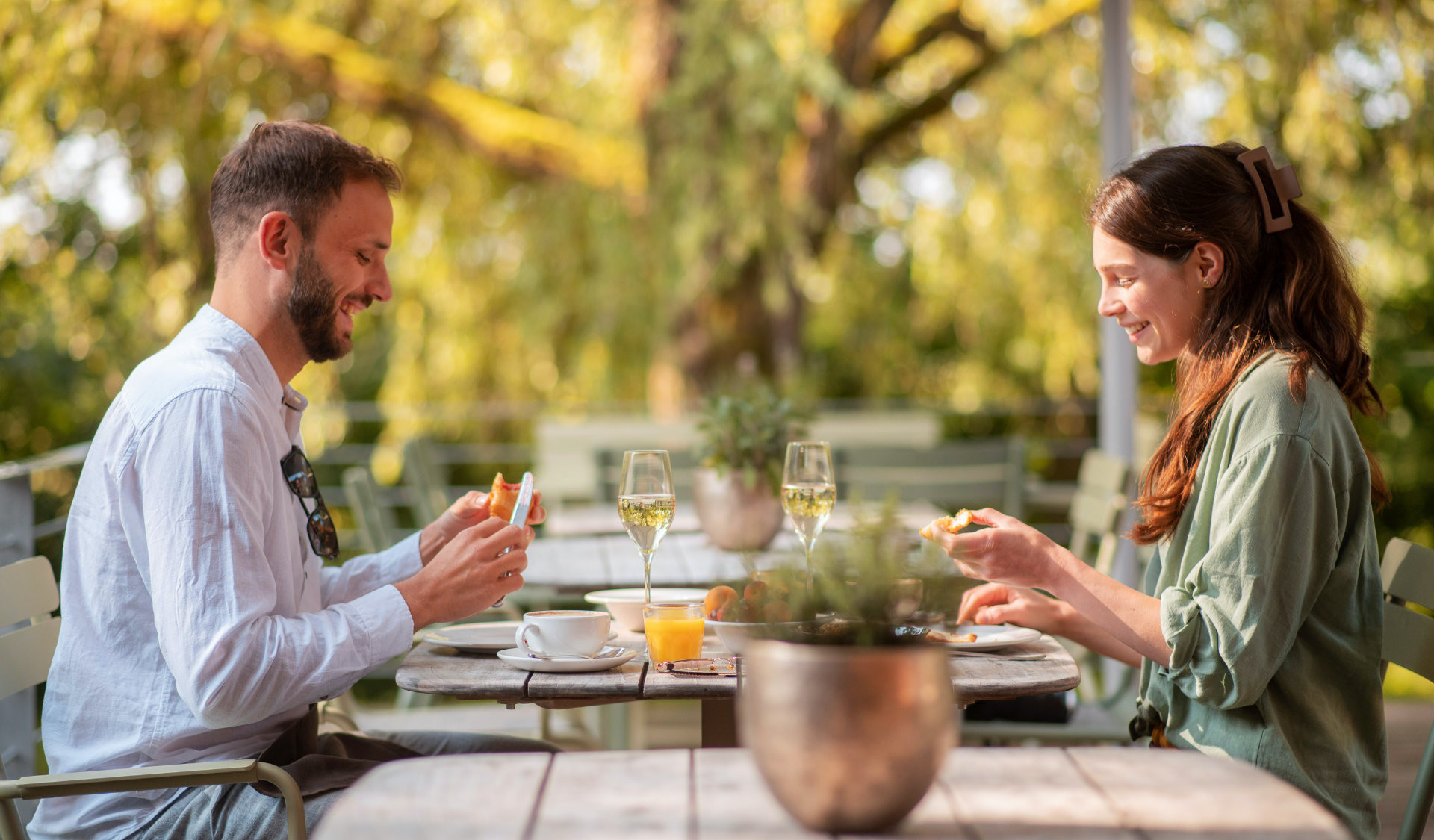 fruehstueck-im-garten-des-nachhaltigen-hotels-sturm