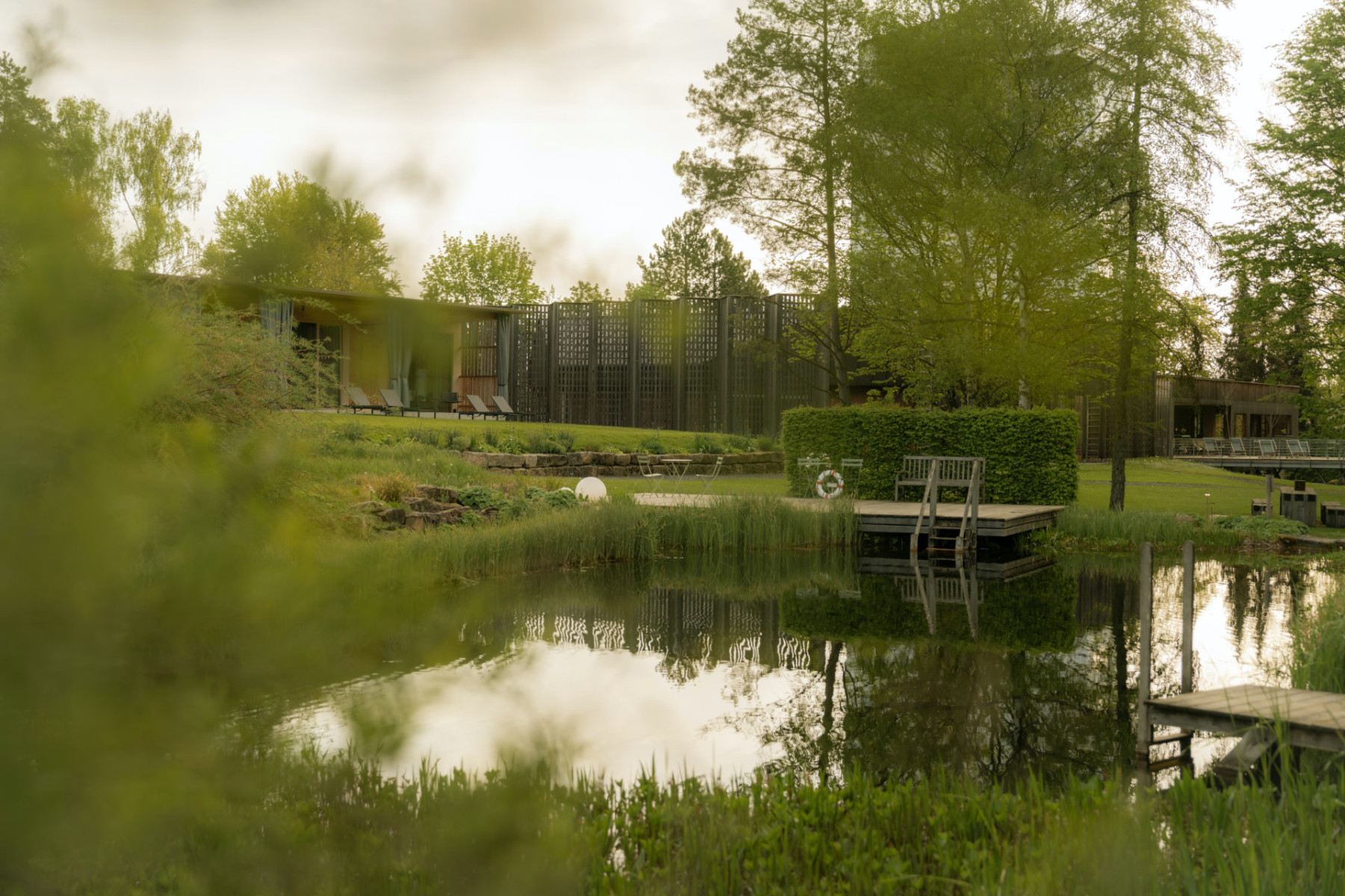 nachhaltiges-hotel-sturm-naturteich-gartenblick-zimmer