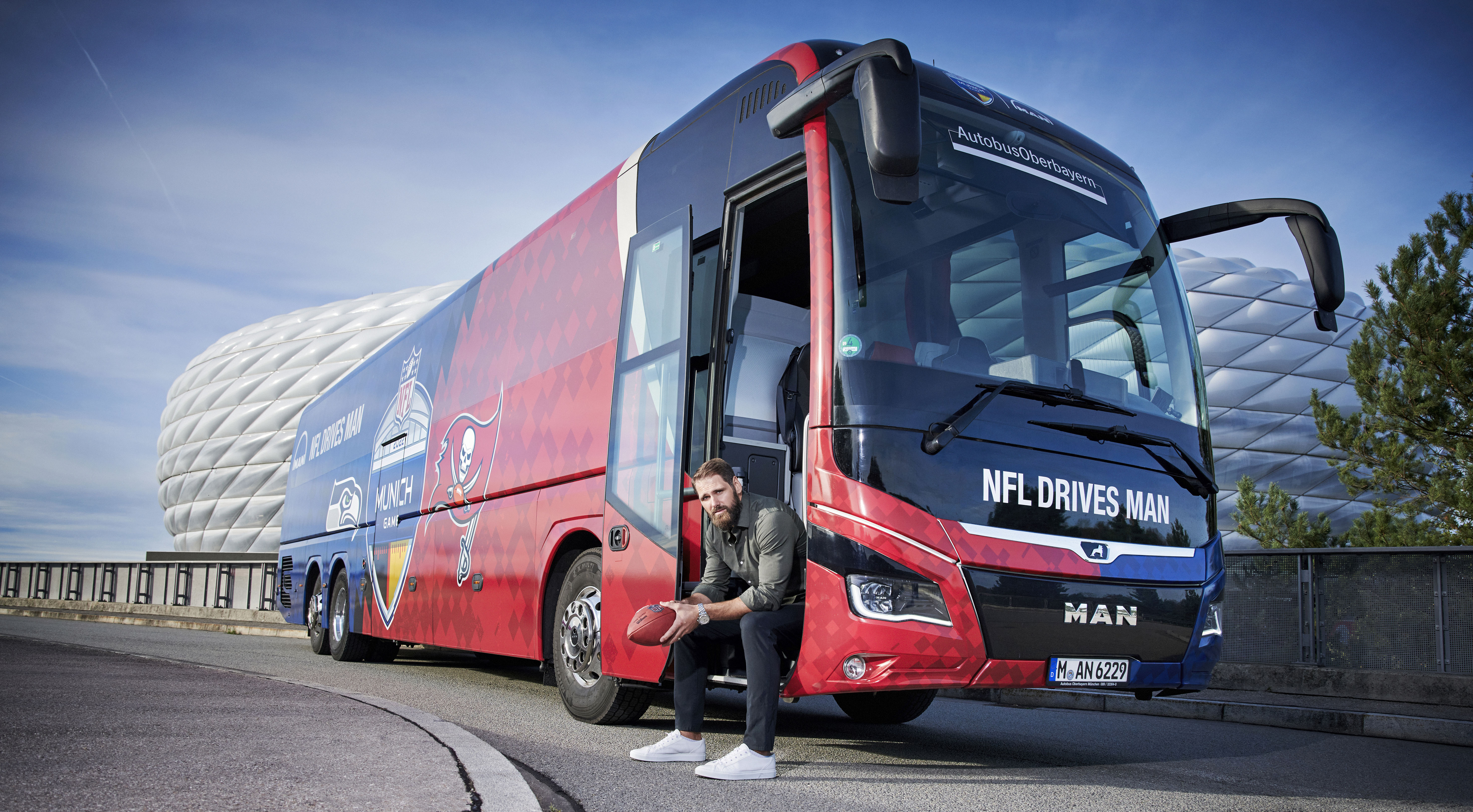 NFL DRIVES MAN! Lion's Coach takes American footballers to Munich's ...