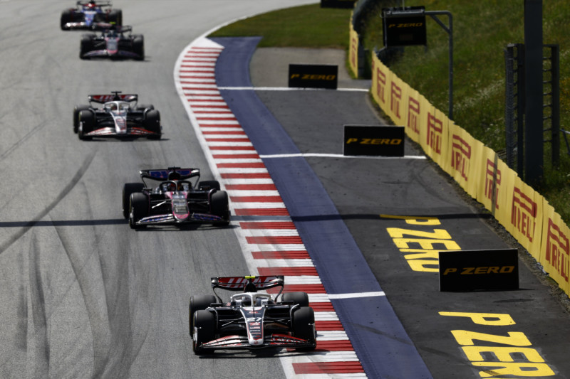 In Austria Red Bull è lievemente più veloce di McLaren, ma vince Russell dopo una battaglia al limite e anche oltre tra Verstappen e Norris.