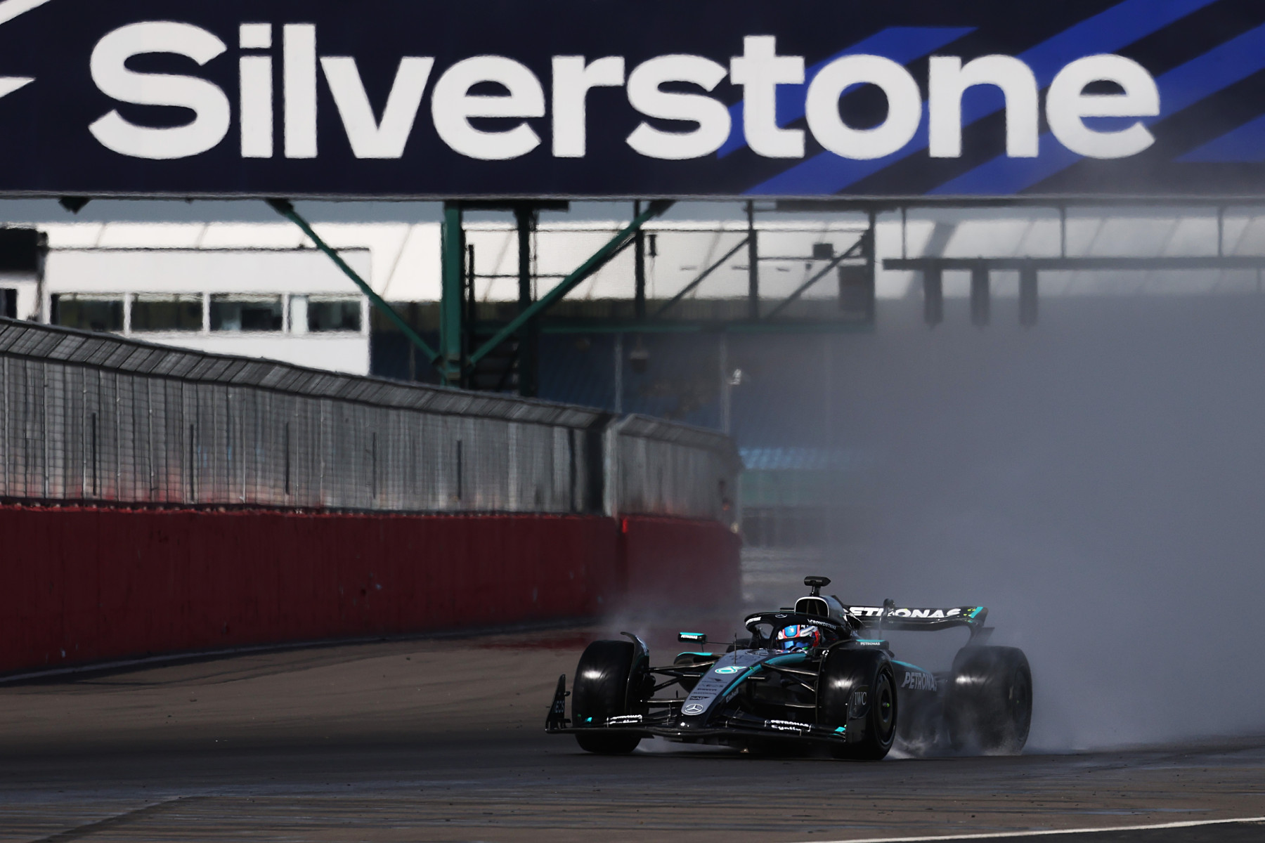 A Silverstone Mercedes in pista per sviluppare le gomme da bagnato 2026