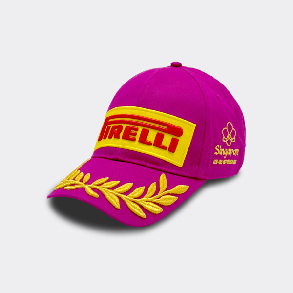 Gorra de podio Pirelli edición especial Singapur 2025 en color magenta